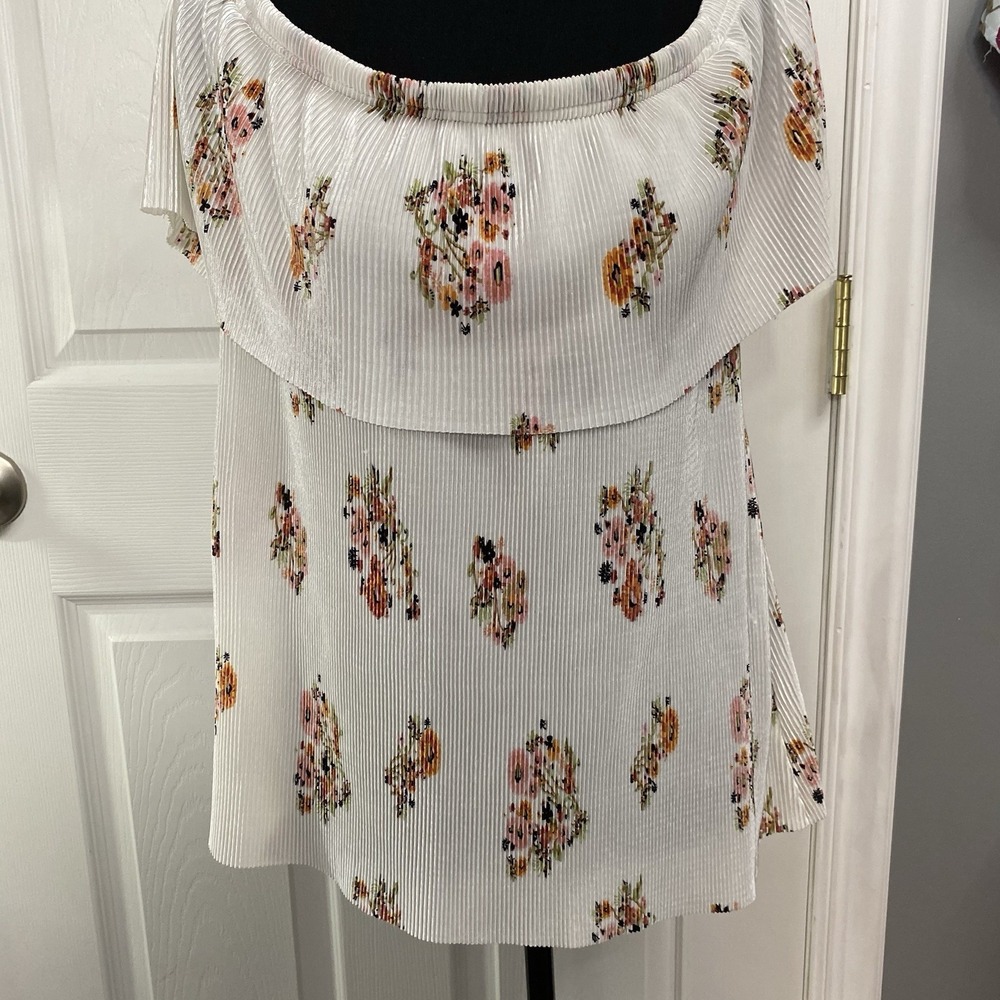 Womens Cream Floral Off The Shoulder Blouse size M/L. Sleeveless